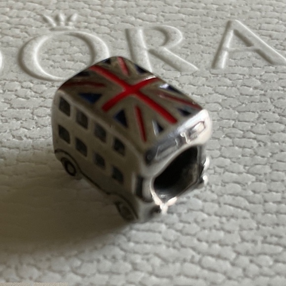 Pandora London Union Jack bus - Picture 2 of 4